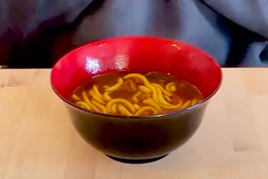 「日本に染まった」オレリアンさんが、寒いときに食べたくなるカレーうどん（画像はスクリーンショット）