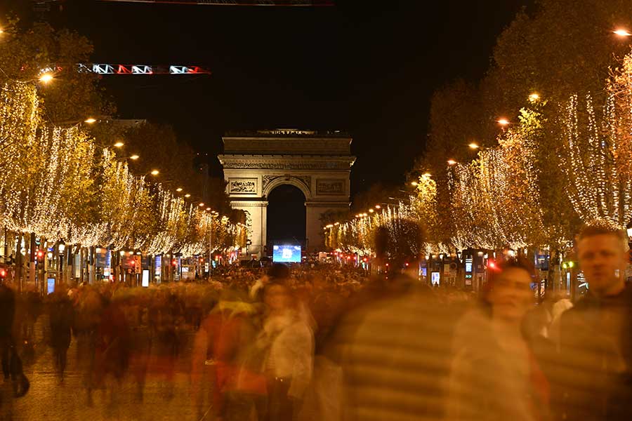 フランス・パリ、シャンゼリゼ通りのクリスマスイルミネーション【写真：Getty Images】