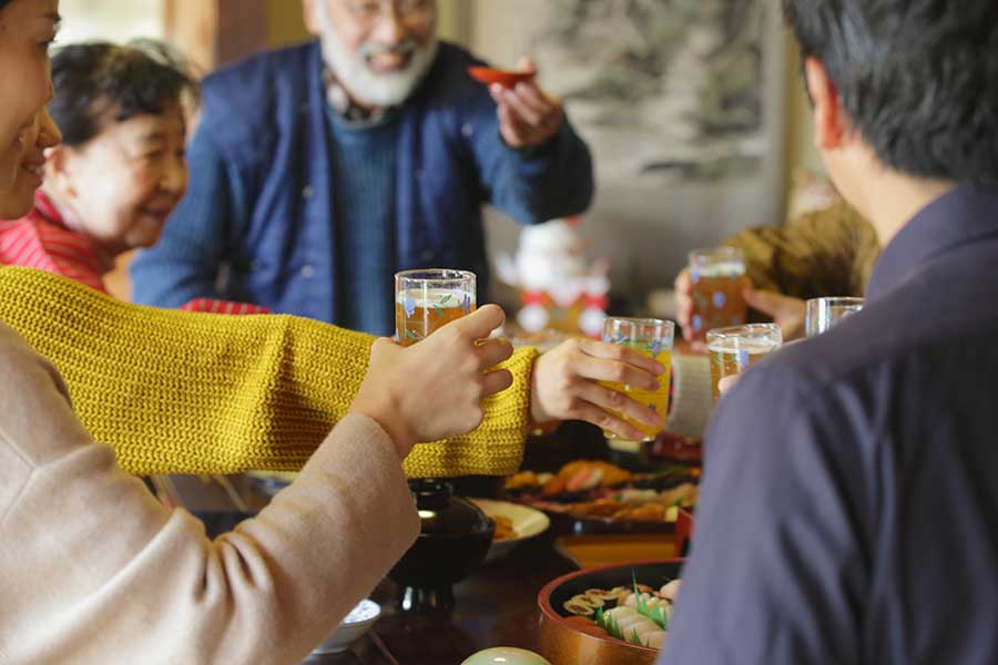 飲酒の機会や量が増える年末年始（写真はイメージ）【写真：PIXTA】