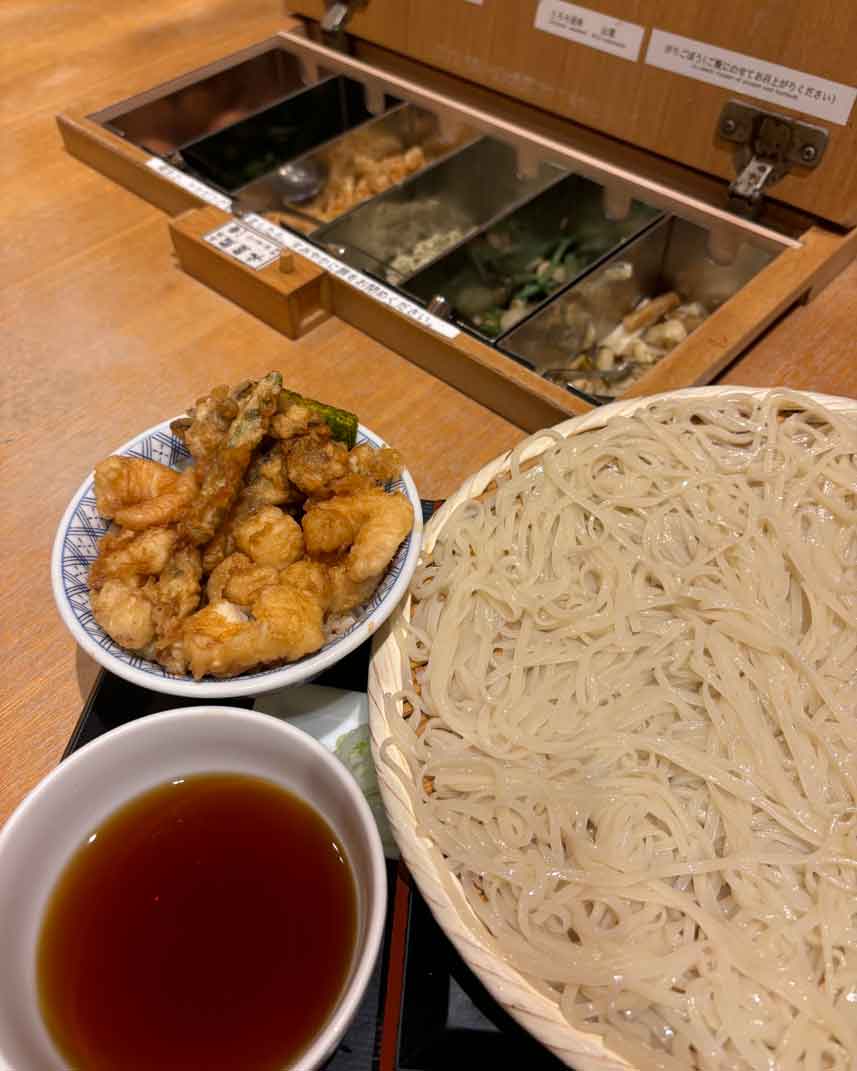 日本には外食できるお店が多くて驚き。そば店でせいろそばと天丼のセットを堪能【写真提供：ヤコブさん】