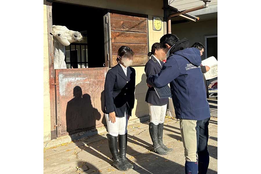 表彰式の背後で…小首を傾げるアレンデール号【写真提供：成蹊大学体育会馬術部（@seikeiuma）】