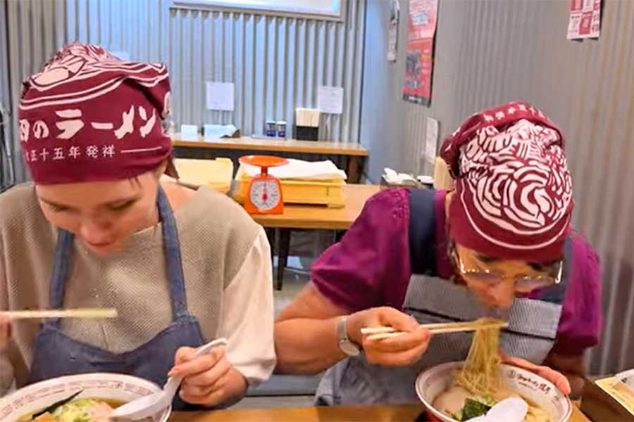 器用に箸を使ってラーメンを食べる、アマンディーヌさんのお母さん（画像はスクリーンショット）