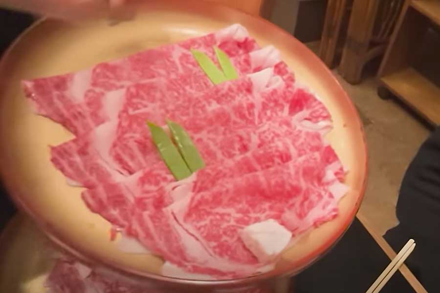 サシが入ったやわらかな肉質の和牛を大絶賛（画像はスクリーンショット）