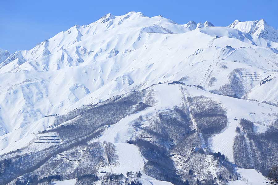 美しい雪晴れの白馬村【写真：PIXTA】