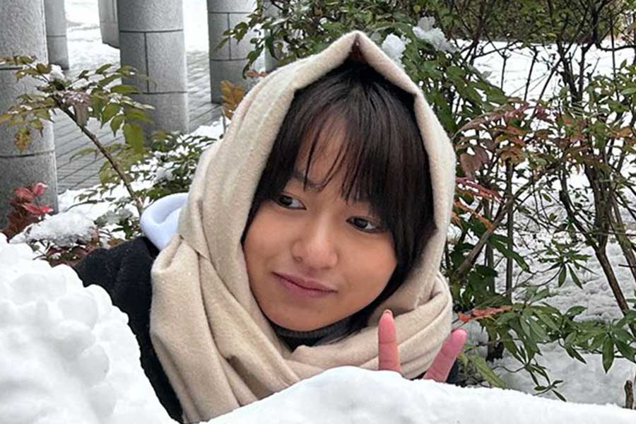 雪像の前でピースサインをする、製作者の濱里さん【写真提供：濱里/木彫り作家の卵（@ne_ne_wood）さん】