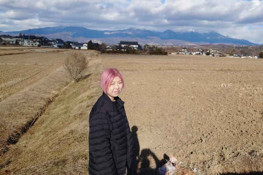 刈り取りを終えた西田さんの田んぼ。浅間山をのぞむ壮大な景色も印象的【写真：芳賀宏】