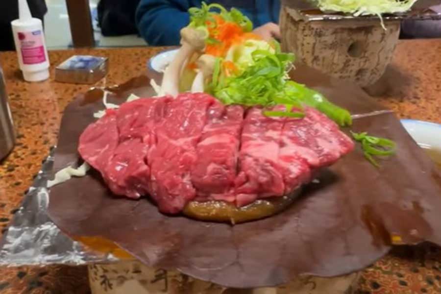 レナさんと両親が堪能した朴葉みそステーキ（画像はスクリーンショット）