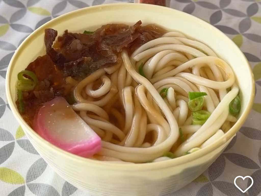 オレリアンさんが自動販売機で買った肉うどん（画像はスクリーンショット）