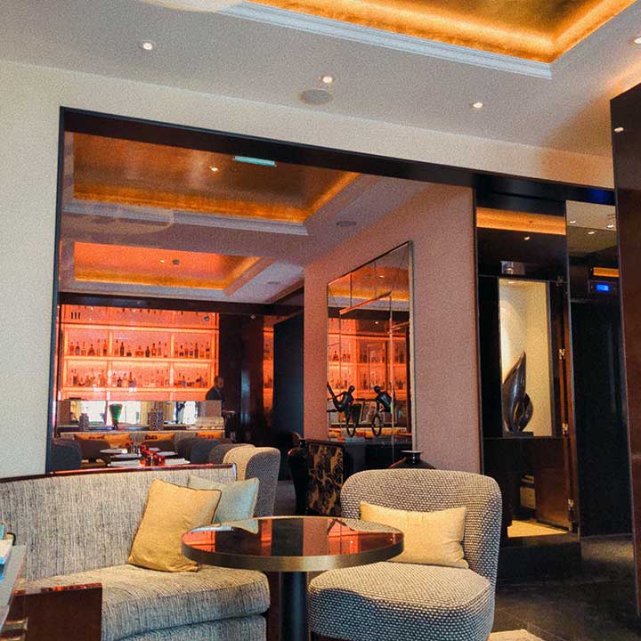 ホテルでもあいさつは欠かせない【写真：Moyo】