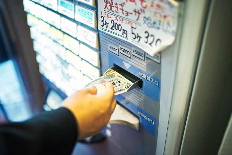食券の自動販売機を初体験（写真はイメージ）【写真提供：PIXTA】