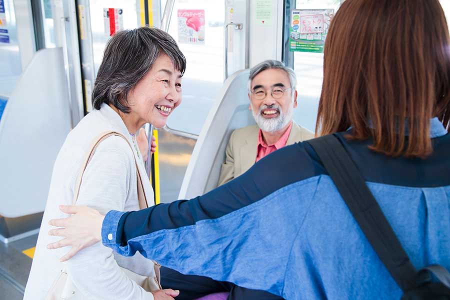 自然とスペースを開けたり、電車の中で席を譲ったりする姿に感動（写真はイメージ）【写真：PIXTA】