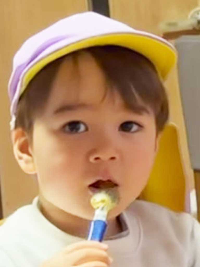 保育園の帽子をかぶったままごはんを食べるリノくん（画像はスクリーンショット）