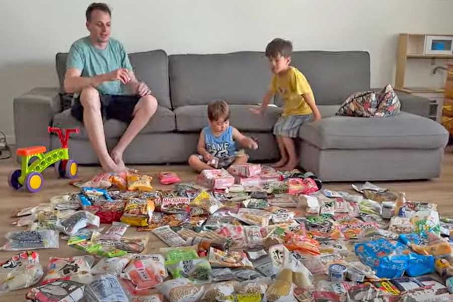 部屋いっぱいに広げられた、日本から持ち帰った食材（画像はスクリーンショット）