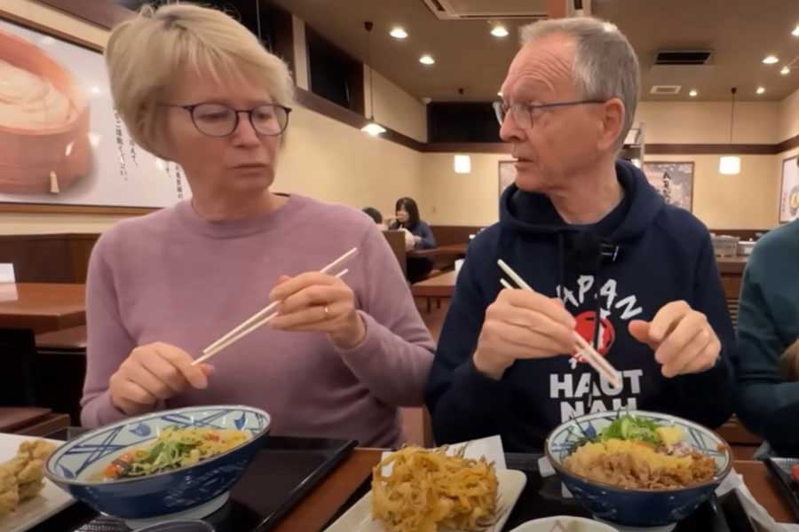 丸亀製麺で初めて日本のうどんを堪能するレナさんの両親（画像はスクリーンショット）