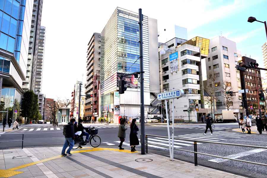 信号待ちをする歩行者（写真はイメージ）【写真：PIXTA】