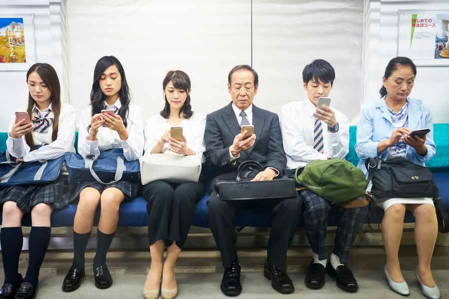 電車内でも街中でもスマホを見ている人ばかりでびっくり（写真はイメージ）【写真：PIXTA】