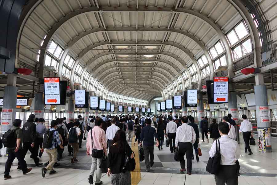 全員が同じ方向へ歩いている日本の通勤風景に「誰も違う動きをしたり、スピードを変えたりしない」とびっくり（写真はイメージ）【写真：PIXTA】