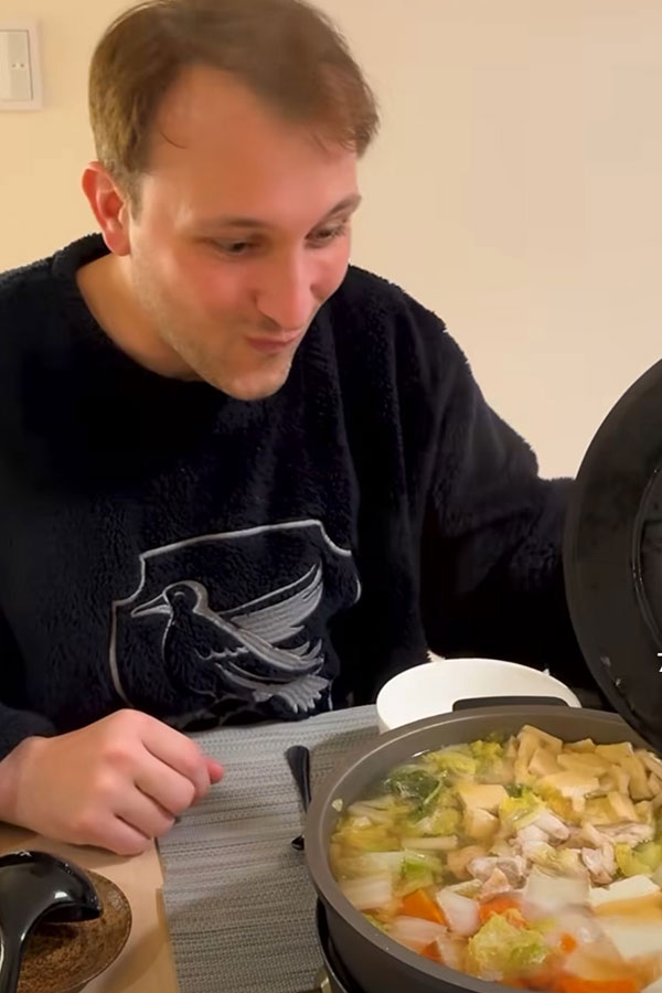 「日本に染まったあと」のオレリアンさんは鍋料理を堪能（画像はスクリーンショット）