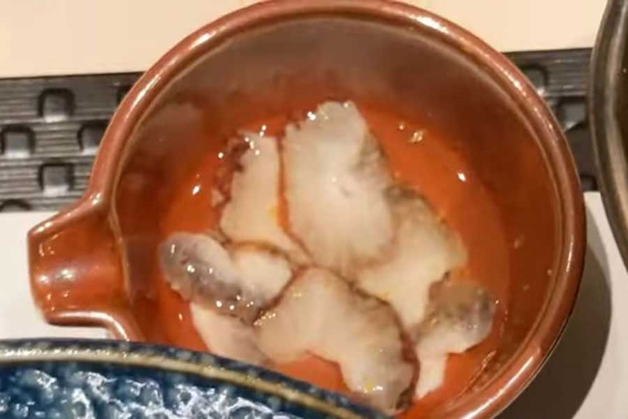 オーストラリア人が初めて食べて衝撃を受けたナマコ料理（画像はスクリーンショット）
