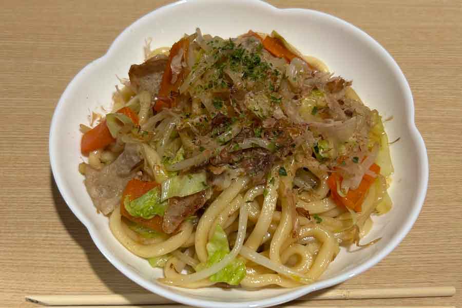 「レシピを教えて」のリクエスト続出の焼きうどん【写真提供：まーこパパ（@maakopapa626281）さん】