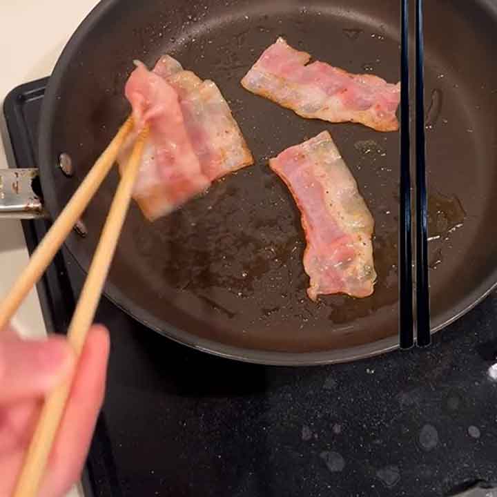 上手に菜箸を使いこなすオレリアンさん（画像はスクリーンショット）