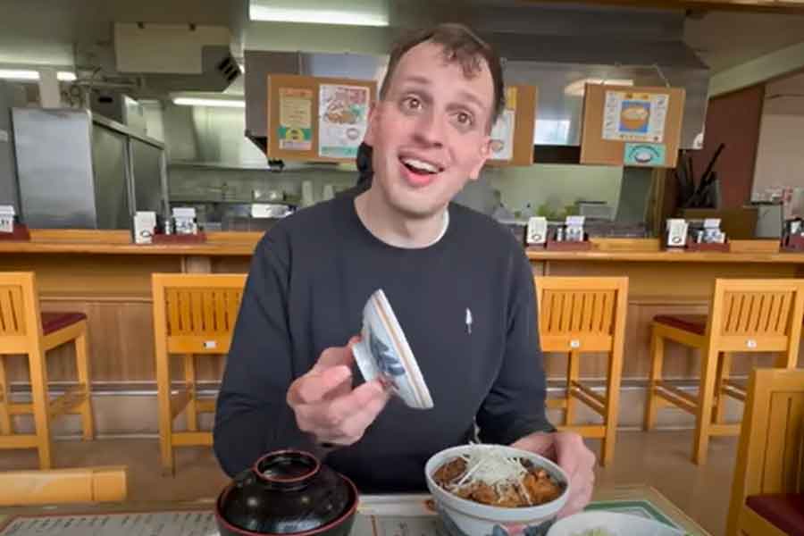 どんぶりのフタを開けた瞬間おいしそうな豚丼に笑顔のスイス人夫のファビオさん（画像はスクリーンショット）