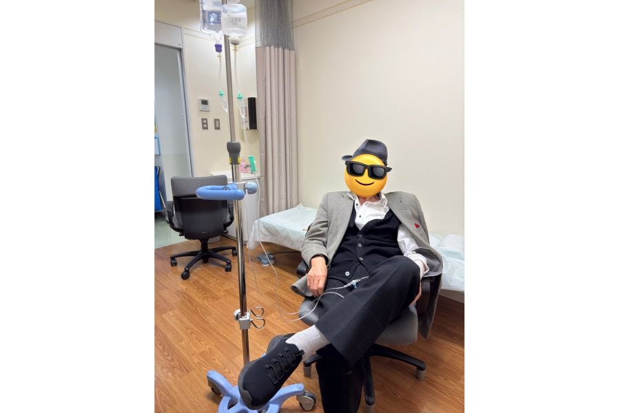 ファッションにこだわりがある父親は病院でもおしゃれ【写真提供：しろちんLv.57（@shiroshiro79）さん】