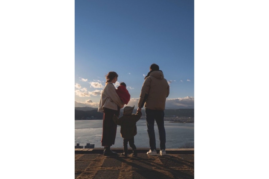 2022年の結婚記念日に撮った写真。4人家族に【写真提供:Masaya“パパカメラマン”(@88Masaya)さん】