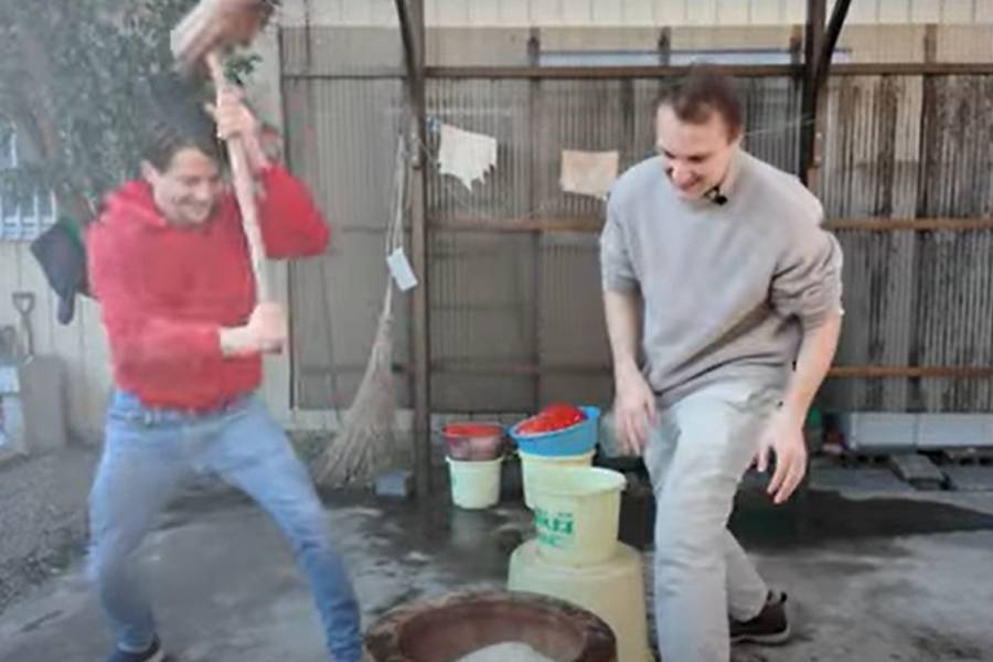 もち米をこねる工程に最初は苦戦したものの、楽しそうに餅をつくロバさんとオレリアンさん（画像はスクリーンショット）