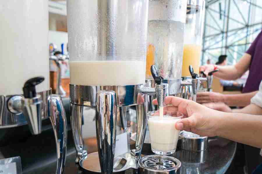 朝食ビュッフェでは、牛乳を選んでしまいがち（写真はイメージ）【写真：PIXTA】