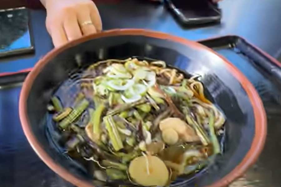 だしのおいしさに感激。お父さんが選んだ山菜そば（画像はスクリーンショット）