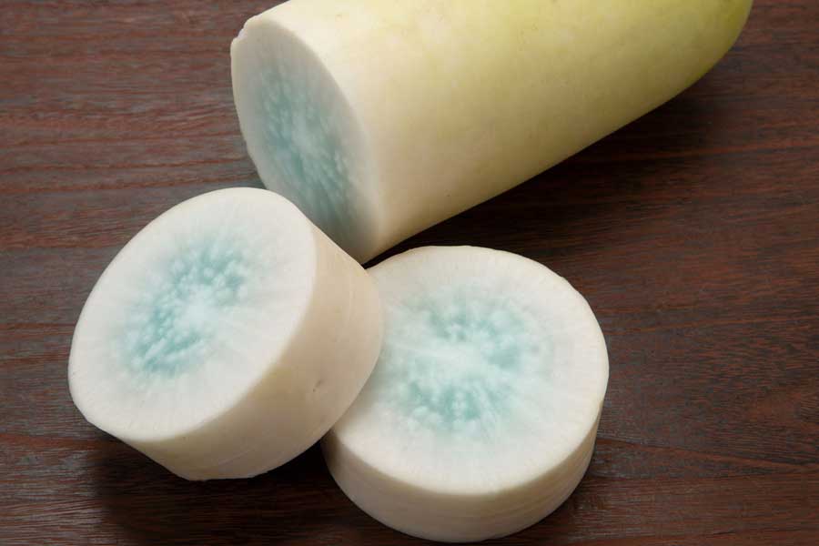 中が青い大根（写真はイメージ）【写真：PIXTA】