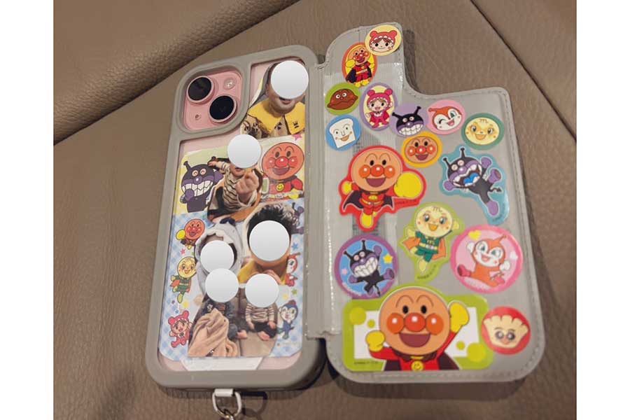 赤ちゃんも目で追わずにはいられなくなるスマホカバー【写真提供:りり(@ririri__21)さん】