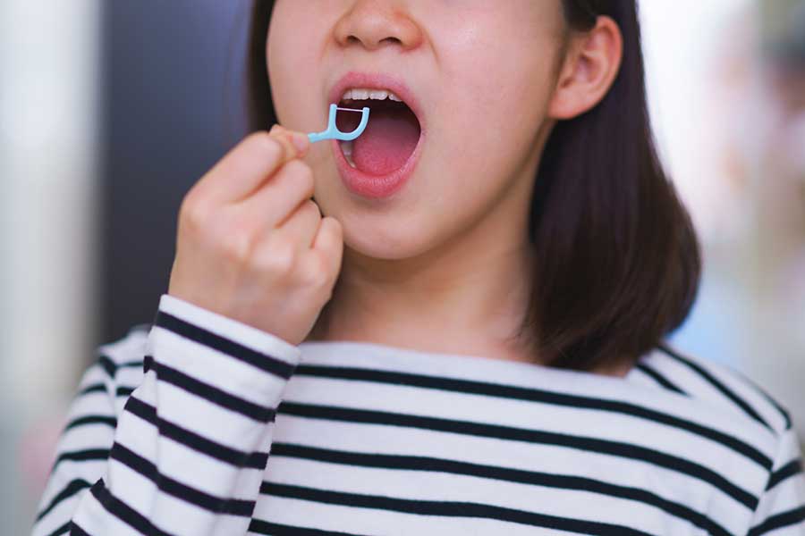 子どもはフロスを使って歯間の汚れを取ると効果的（写真はイメージ）【写真：PIXTA】