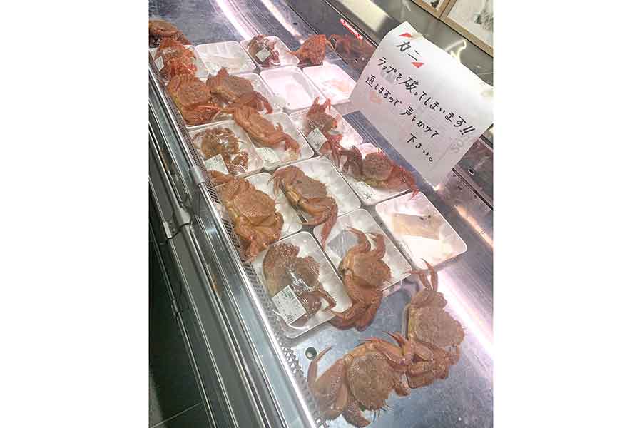 活きの良すぎる毛ガニたちが脱走【写真提供：幸丸（@skanayaneko）さん】