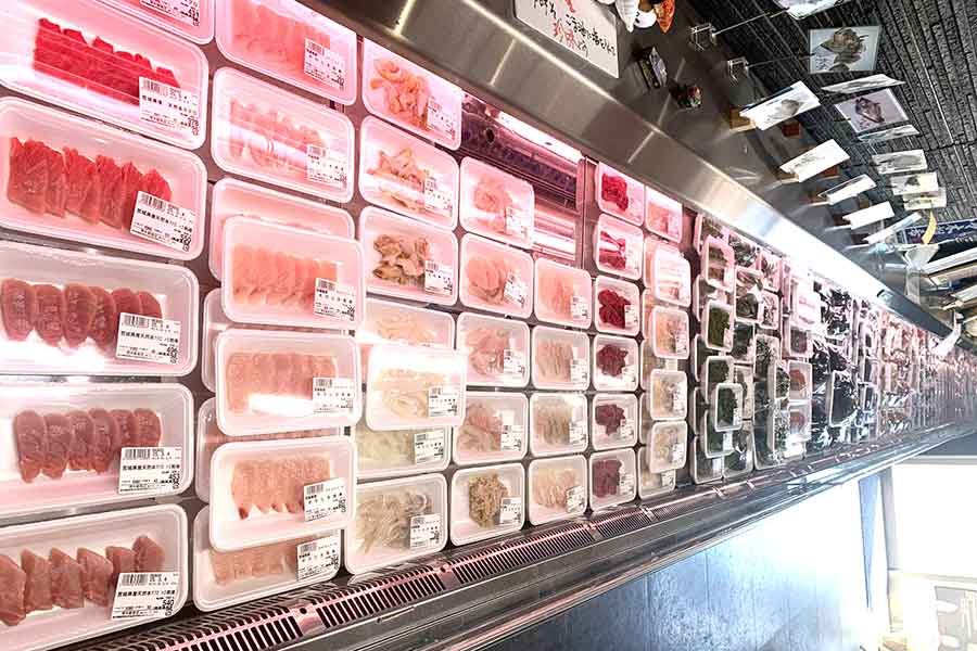 新鮮な海の幸が並ぶ荒木鮮魚店【写真提供：荒木鮮魚店 あらきゆうき（@Arakisengyo_yu）さん】