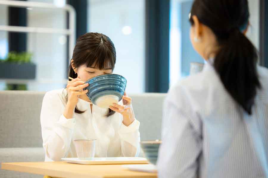 日本の飲食店で、イタリア人男性は日本人が器を持ち上げて食事をしていたのを見てびっくり（写真はイメージ）【写真：PIXTA】