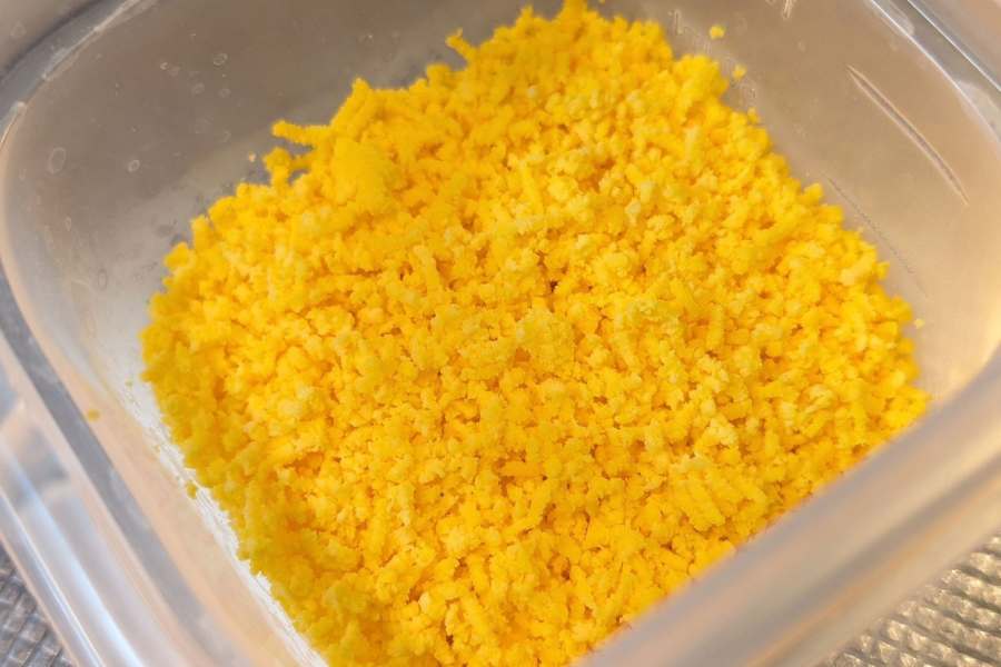 夫が作った卵黄ミモザ【写真提供：だつきょ（@datsukyokan）さん】