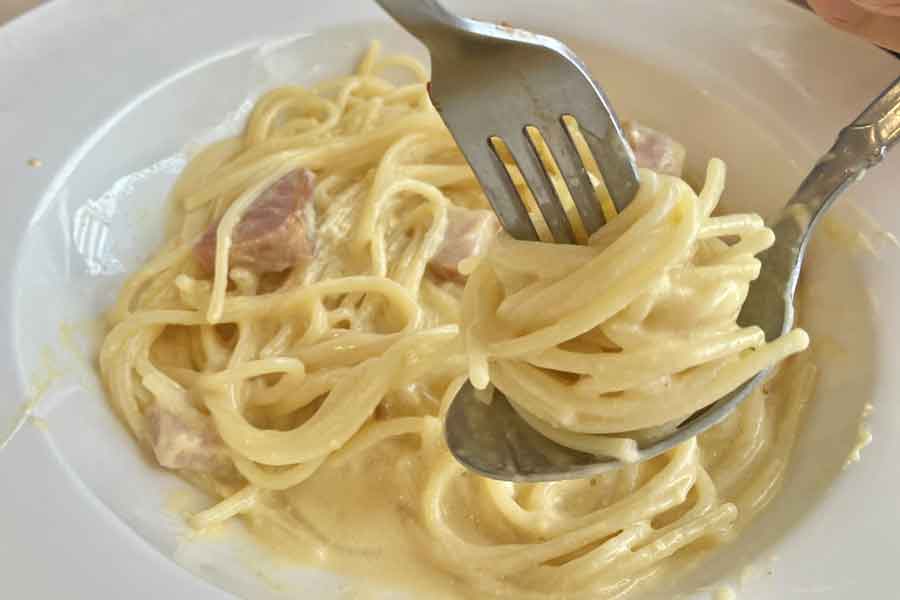 エアドルドさんが実家でスプーンを使ってスパゲティを食べていたら、父親から指摘が（写真はイメージ）【写真：写真AC】