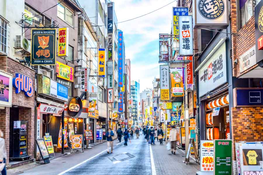 所狭しと看板や建物が並ぶ東京。レストランの看板を見つけても、入り口やお店の位置がわからず迷子に（写真はイメージ）【写真：PIXTA】