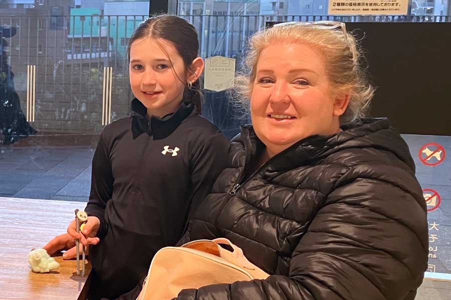 マリアンさんと、日本の餃子が気に入った娘さんが“マイ箸”を持ってニッコリ【写真：Hint-Pot編集部