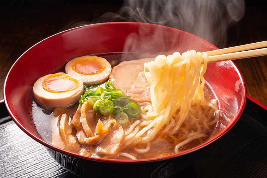 日本では比較的リーズナブルなラーメン（写真はイメージ）【写真：PIXTA】