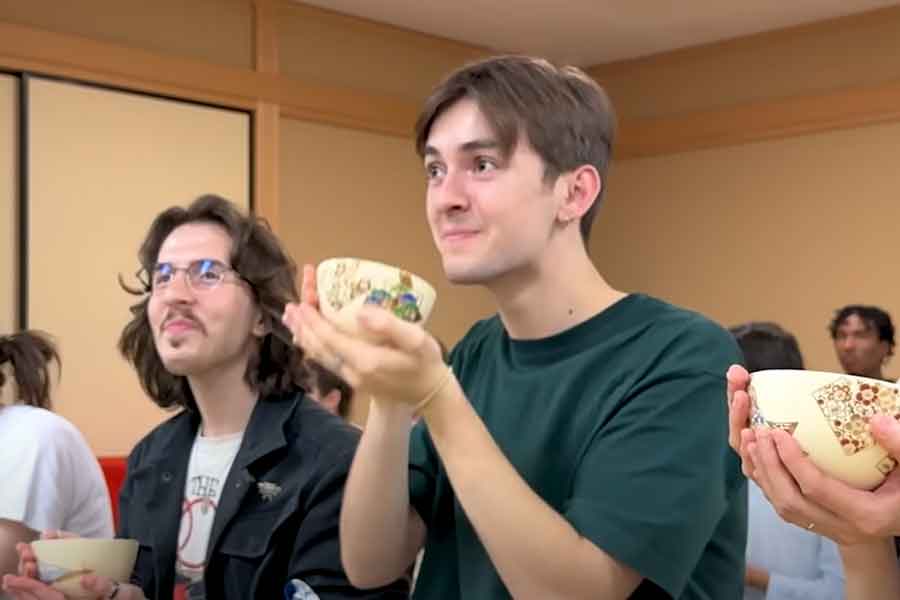 日本の文化を吸収するため、真摯に学びながら茶道を楽しんだフランス人学生（画像はスクリーンショット）