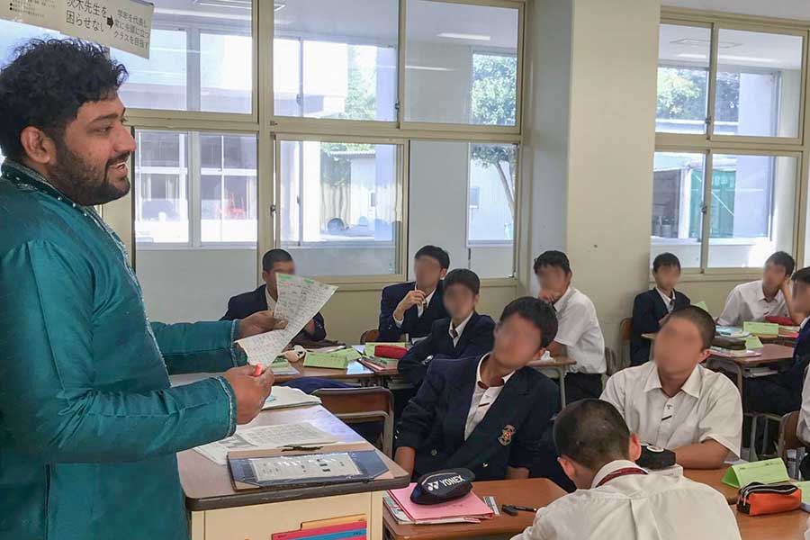 ALTのサポートの仕事をするニコラスさん【写真提供：ニコラス】