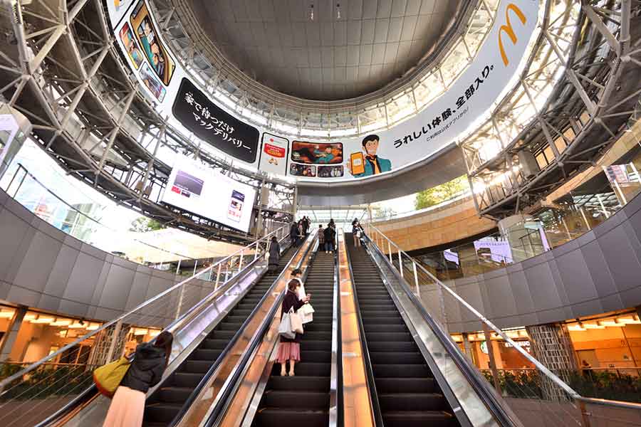 六本木駅から地上への長いエスカレーター（写真はイメージ）【写真：PIXTA】