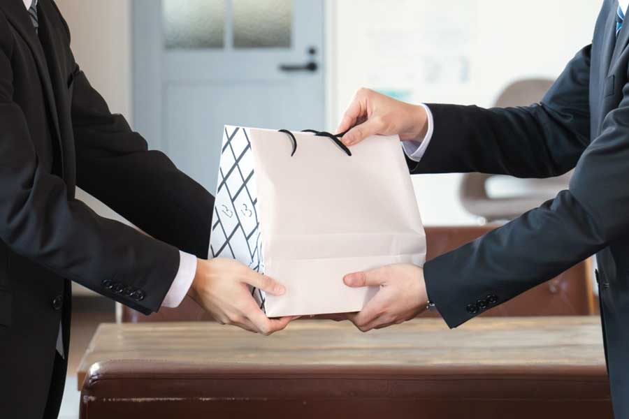 手土産を紙袋ごと渡すのは原則NG。「袋ごと失礼します」などと言いましょう（写真はイメージ）【写真：PIXTA】