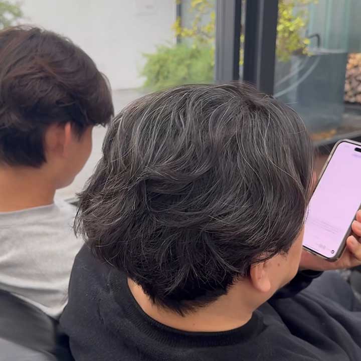 自宅リビングに並ぶ（左から）滝沢眞規子さんの長男と夫・伸介さん（画像はスクリーンショット）