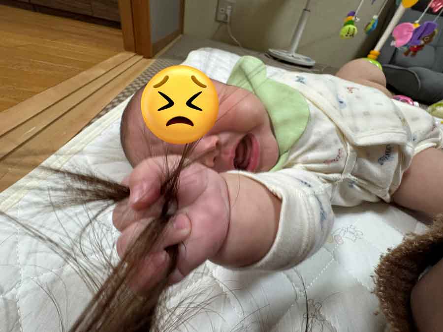 「はなして」となるのも無理ないほど力強くママの髪を…【写真提供：おみそ（@misoteya3938）さん】