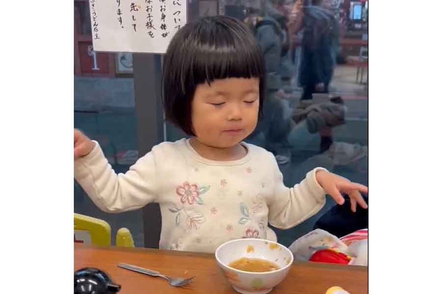 独特の動きで「おいしい」の気持ちを表現（画像はスクリーンショット）