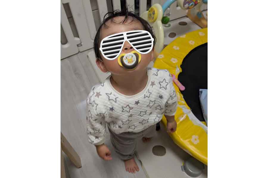 赤ちゃん返りで、おしゃぶりを咥える現在2歳の息子さん【写真提供：ちぬ（@CoLouR_prmtv_ia）さん】